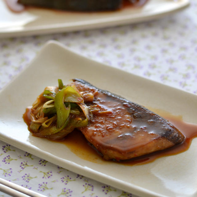 ごはんがすすむ！ブリの韓国風照り焼き。ふわふわ白だしディップ＆野菜スティック。