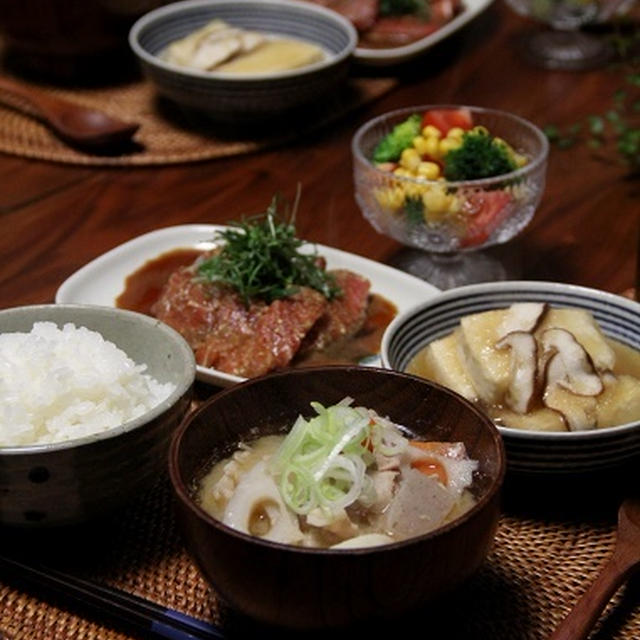 まぐろの漬け と 揚げ焼き豆腐のみぞれ煮（麺つゆ） と 豚汁。