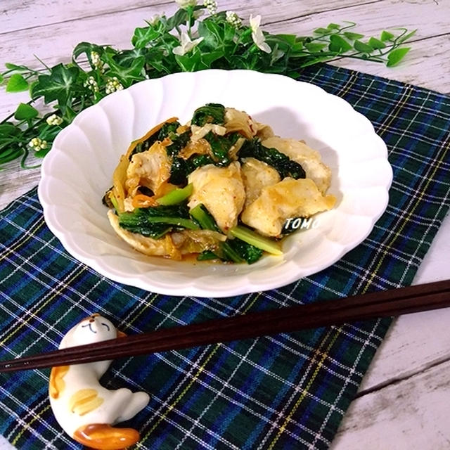 ご飯が進む♪フライパンで簡単！小松菜と鶏胸肉のキムチ炒め