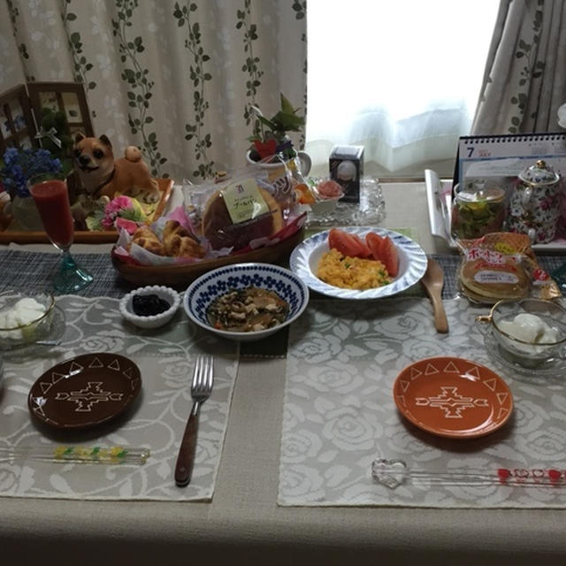 朝食とブンタのお土産の食器＆箸置き