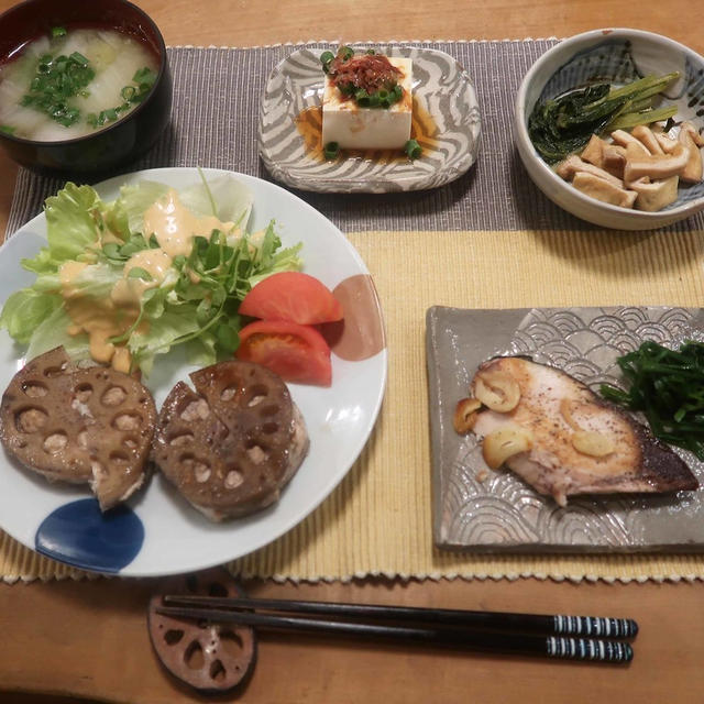 レンコンの挟み焼とブリのガーリック焼きと　シオンの花♪
