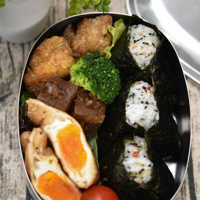 中学生男子弁当｜油揚げと卵の巾着煮｜おにぎり・唐揚げ・こんにゃくの甘辛煮