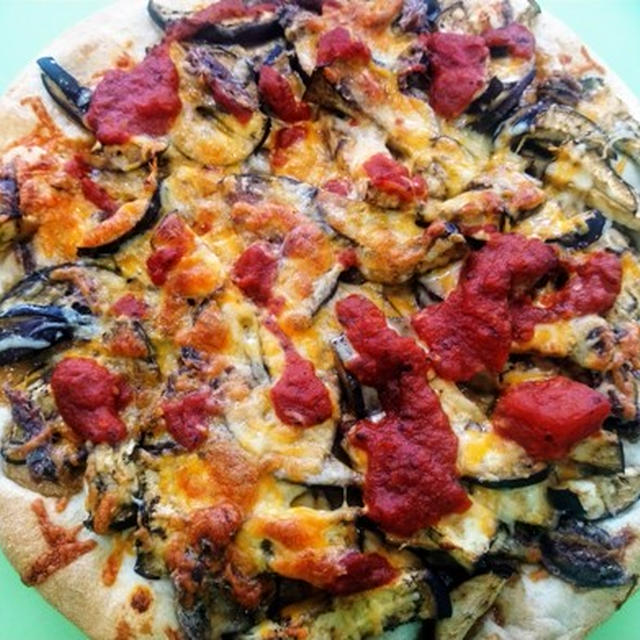黒にんにく完成 ～ 茄子とアンチョビのピザ