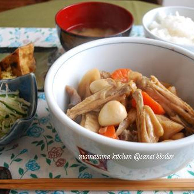 じっくりコトコト♪手羽中とうずらと根菜のこってり煮です。