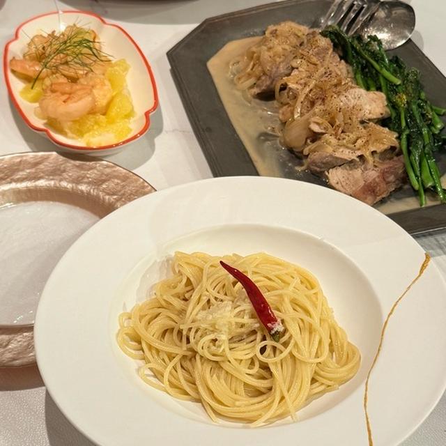 大量すぎたペペロンチーノと、ポークソテー新玉ねぎのクリームソースとかの夜ごはん