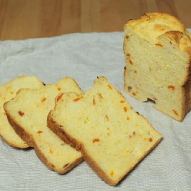 ・生地にもあんずを練り込みました♪あんず食パン