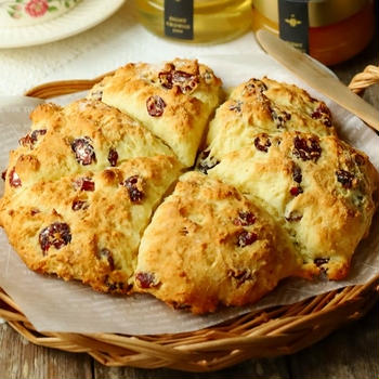 混ぜるだけ♪ ホケミふんわりクランベリースコーン (レシピ)