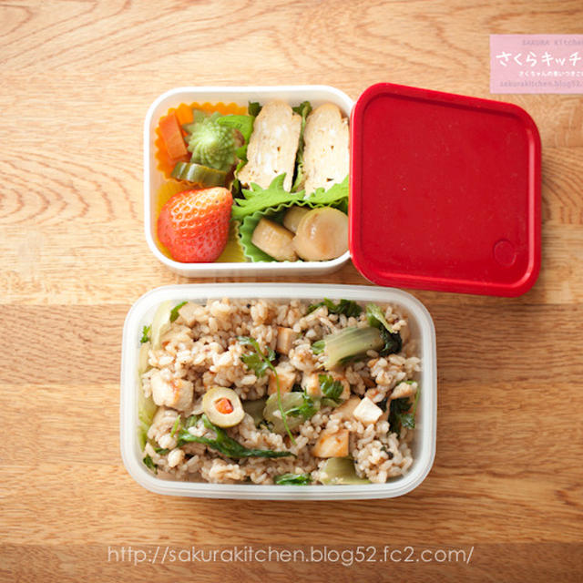 ワタシ用お弁当『クリスマス会のなごり。オリーブとハーブと茹で鶏の炒めごはん』