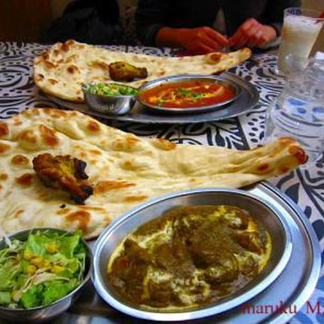 何て大きなナン！カレーランチの外食の日。