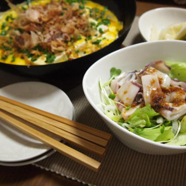 豆腐のバター焼きとイカ乗っけサラダとのびたニャン
