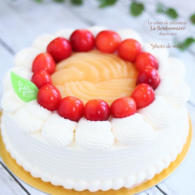 さくらんぼと桃のデコレーションケーキ