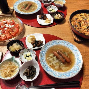 夏野菜パエリア、冷やしトマトパールモッツァレラのせ、小鉢6品、きゃべつとチョリソのスープで晩酌