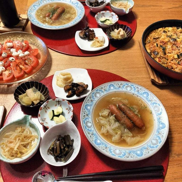 夏野菜パエリア、冷やしトマトパールモッツァレラのせ、小鉢6品、きゃべつとチョリソのスープで晩酌