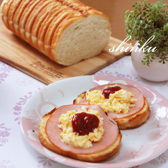 朝食にハムエッグパン。コッペパン＆ラウンドパン。