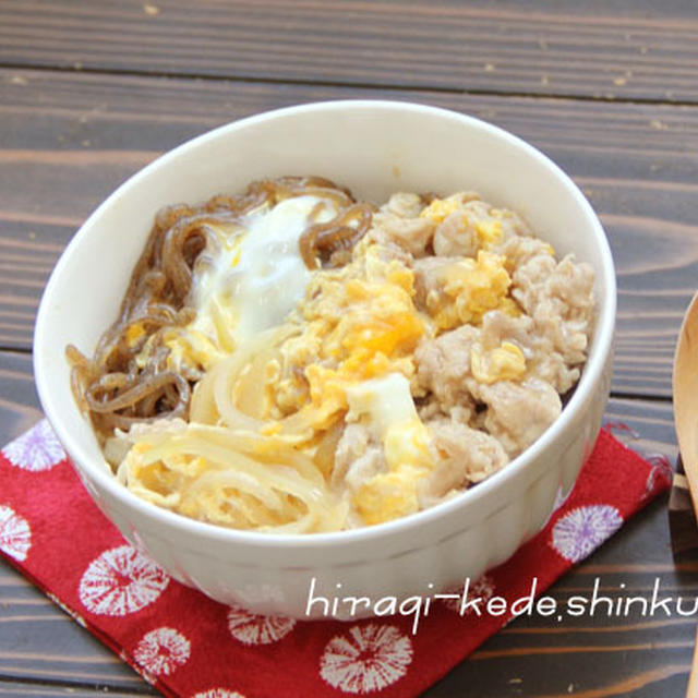 簡単ランチ♪優しい味の豚玉糸こん卵とじ丼、「ぷんぷーん」