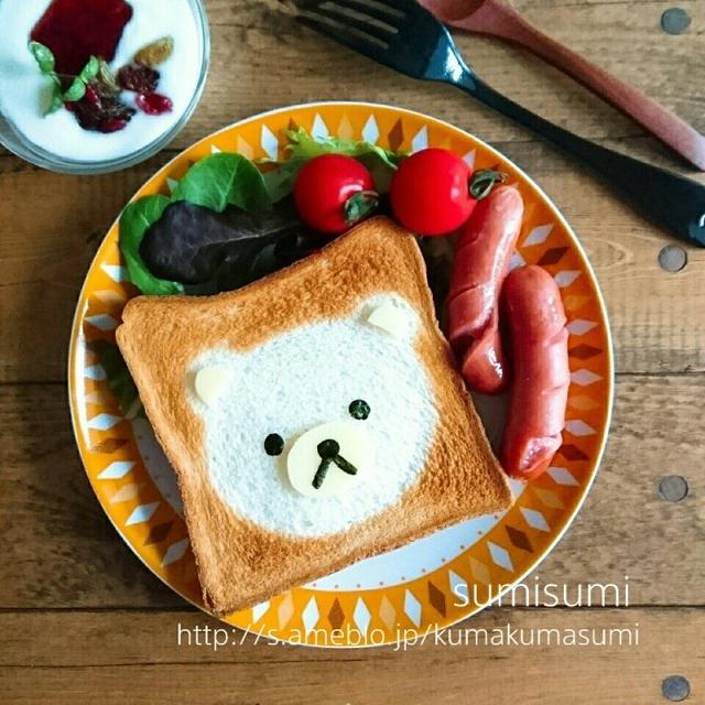 朝ごはん、くまのトーストアート。