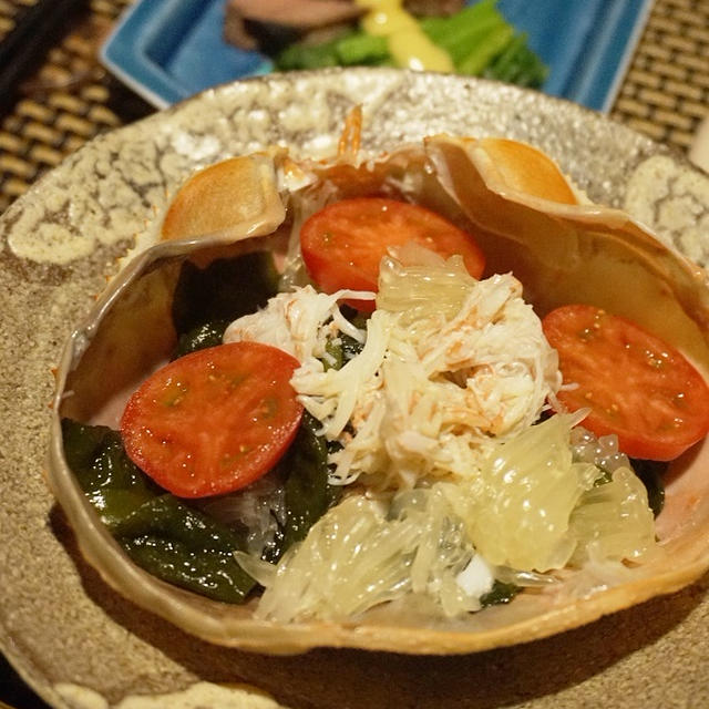 休肝日の夕餉、ずわい蟹と新若芽、文旦のサラダ、鹿肉の酢味噌掛け、蟹味噌和え