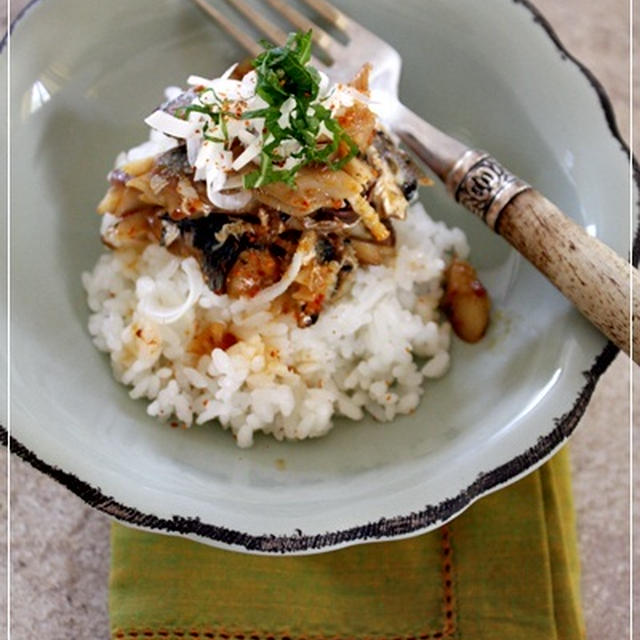 簡単・節約レシピ（ピリ辛オイルサーディン丼）