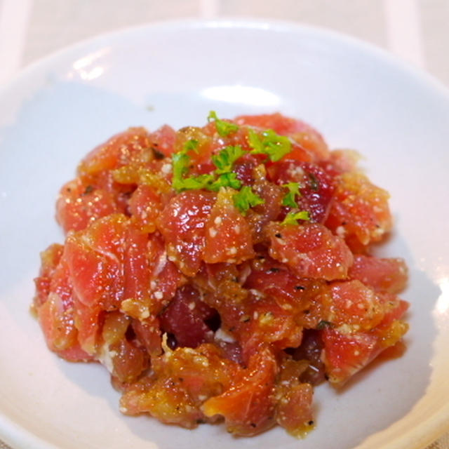 マグロのガーリックバジルオイル和え　