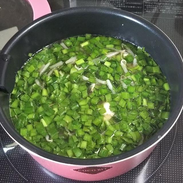 こってり中華に合わせる、あっさりしたニラの中華スープ