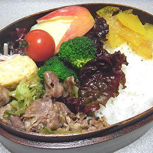 豚肉とキャベツの炒め物弁当。クリームシチュー