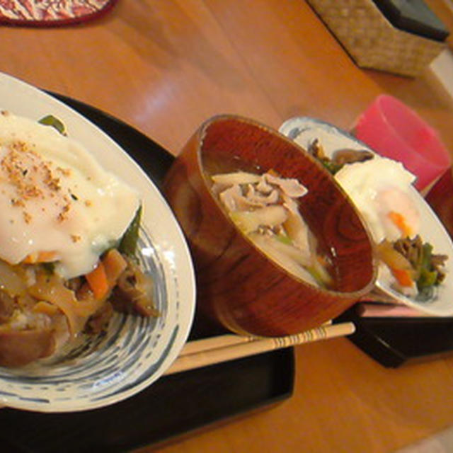 お昼にホルモン丼♪