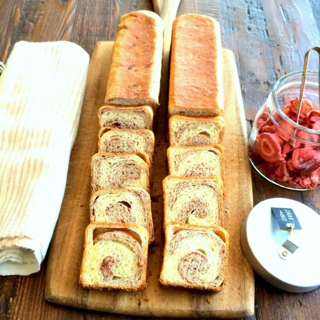 Strawberry Swirl Bread苺うず巻パン