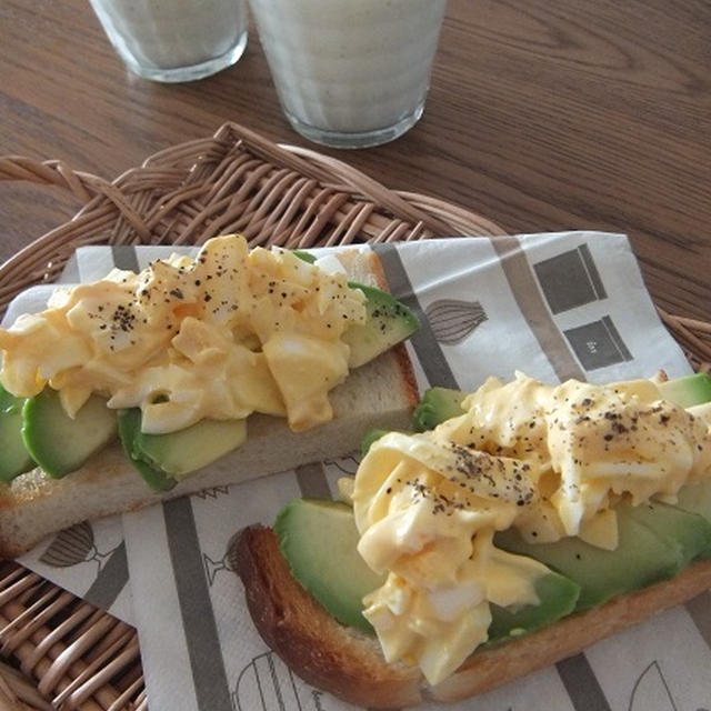 今朝の朝ごはん☆アボカド卵乗せと、ラッシー
