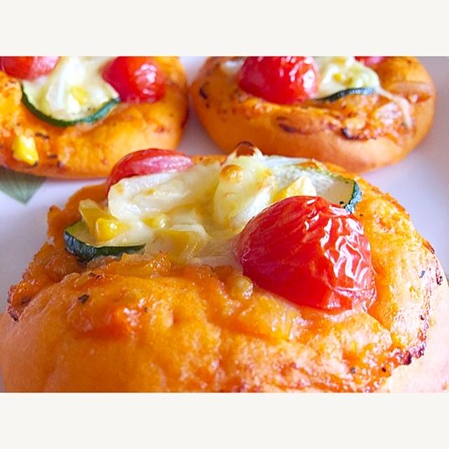パスタやお魚のソースのアレンジもできる！トマトソースも作れる「夏野菜トマトピザパン」