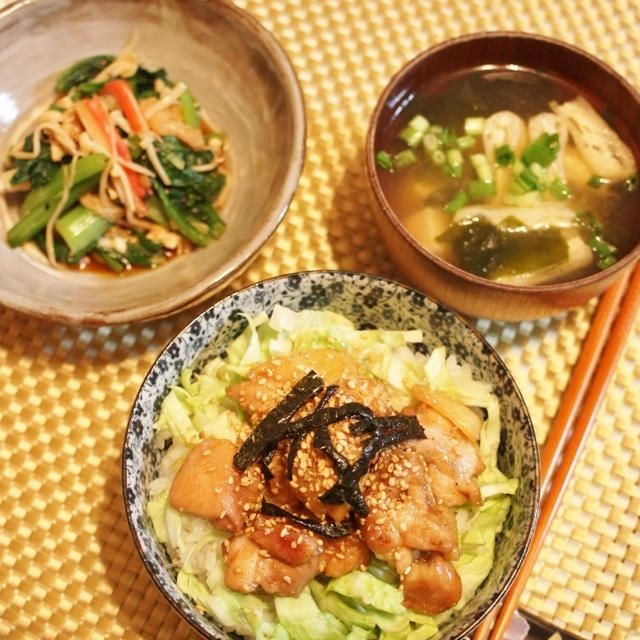 鶏丼と小松菜の和え物とお味噌汁・・・