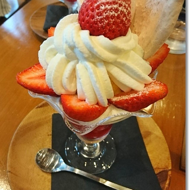 苺のクリームパフェとヘーゼルナッツクッキーと王子にレインコートを♪