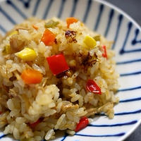 味付けなしでバシッと決まる♪ツナと野菜のカラフル炊き込み御飯。