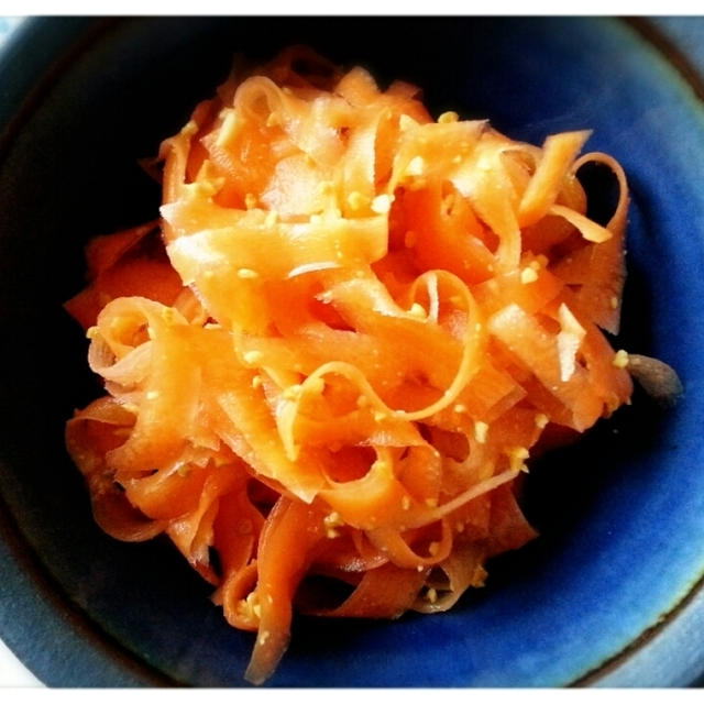 人参嫌いさ～ん♪人参１本あ～っと言う間に食べれるピーナツあえの素ですよ♡(*^^*)