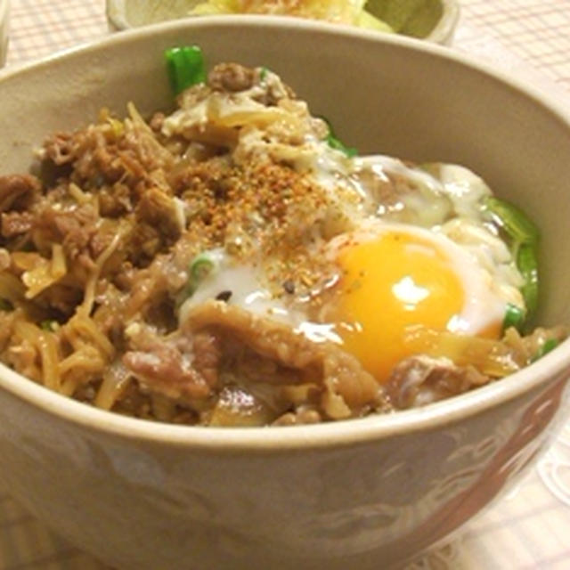 半熟卵がとろ～り♪新玉ねぎで牛丼★