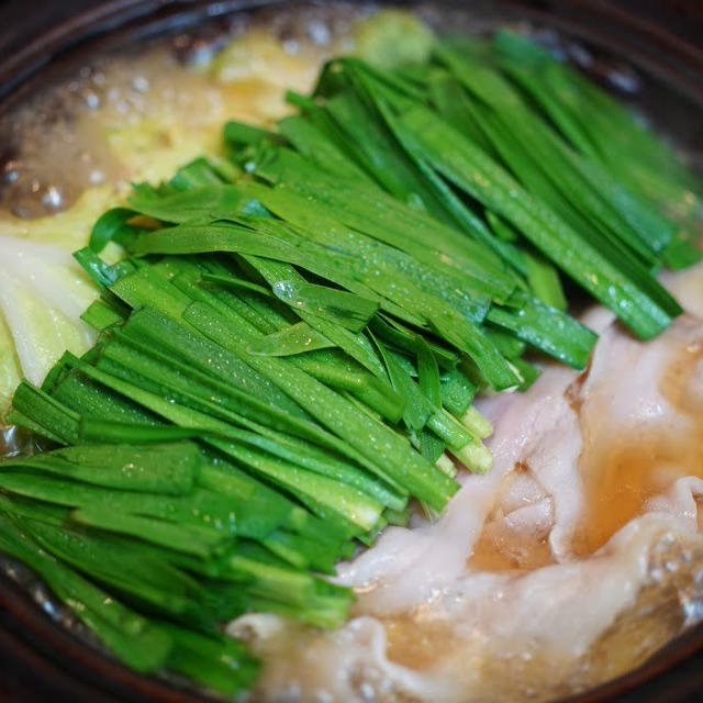 白菜出汁と九州醤油で食べる、見た目がもつ鍋の白菜と豚バラ肉の鍋