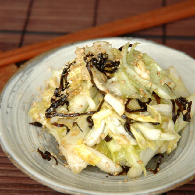 キャベツのゴマ塩昆布和え。