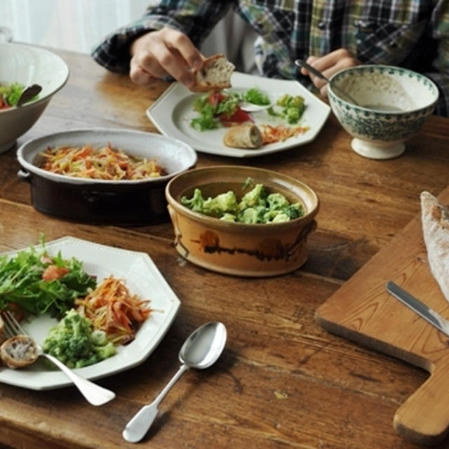 休日ブランチ＆おやつ（２０１５．１１．８）　美味しい天然酵母パンとたっぷり野菜◆生野菜サラダ、マッシュルーム＋αのキノコポタージュ、人参・レーズン・キウイのラペ、じゃが芋・カリフローレ（カリフラワー）・ブロッコリーのルッコラジェノベーゼ和え　とか