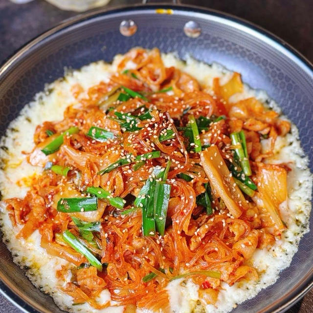 チーズまみれが幸せすぎる♡フライパンごと食卓へ！家族みんな喜ぶ♪『豚肉＆マロニーのトマキム炒め』