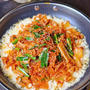 チーズまみれが幸せすぎる♡フライパンごと食卓へ！家族みんな喜ぶ♪『豚肉＆マロニーのトマキム炒め』