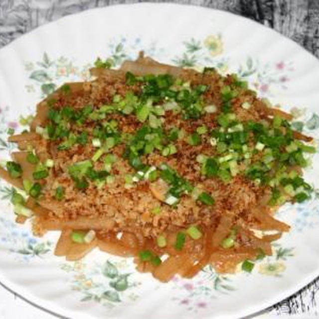 大根とパン粉の不思議食感サラダ