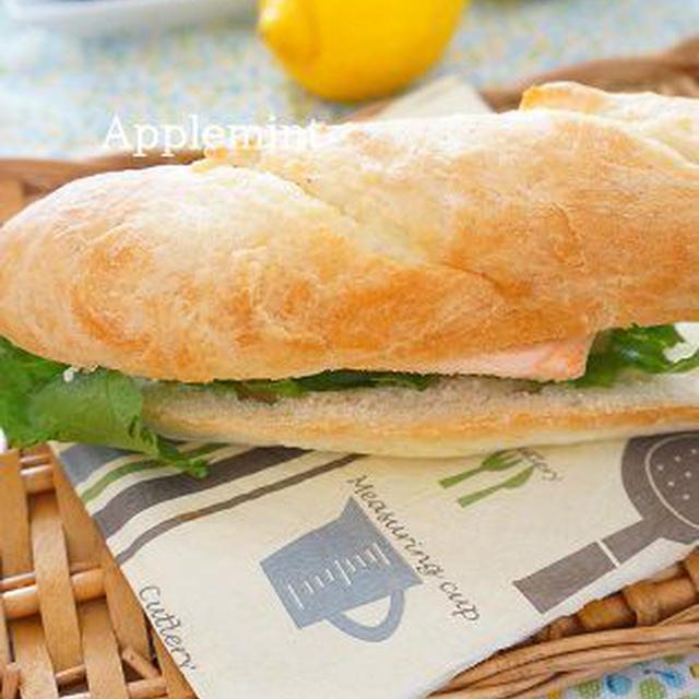 サーモンムニエル（レモンバターソース）のバゲットサンド