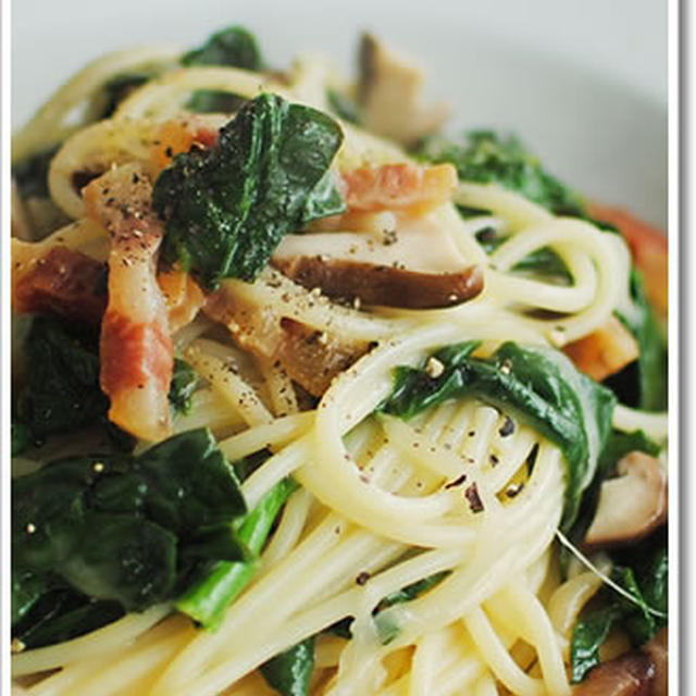 グアンチャーレとちぢみほうれん草、タマネギとしいたけのアーリオオーリオのスパゲッティ