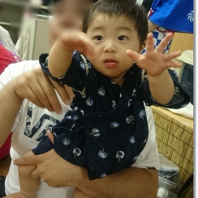 王子、初めて手掴みでオニギリ＆唐揚げ☆保育園の夏祭り
