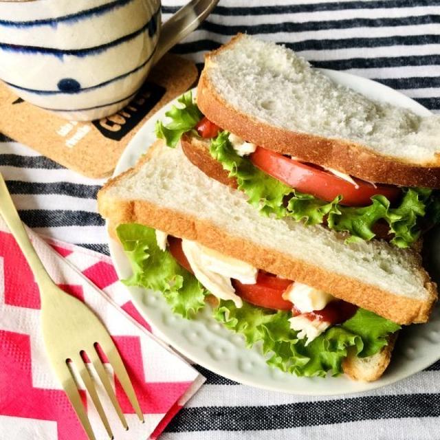 レンジ蒸し鶏で、蒸し鶏と野菜のサンドイッチ