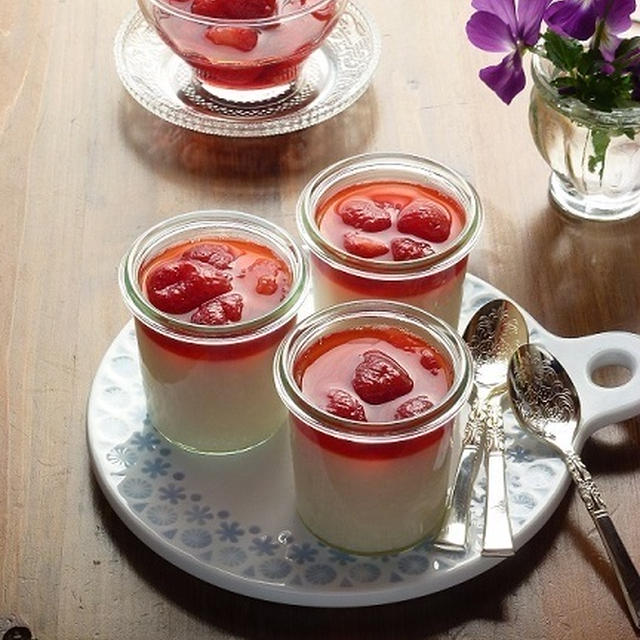 甘酒のパンナコッタ　苺ソース♪