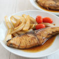 ブリの照り焼きと玉ねぎのしょうゆ炒めのごはんの日。