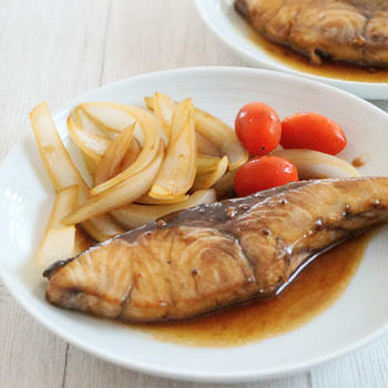 ブリの照り焼きと玉ねぎのしょうゆ炒めのごはんの日。