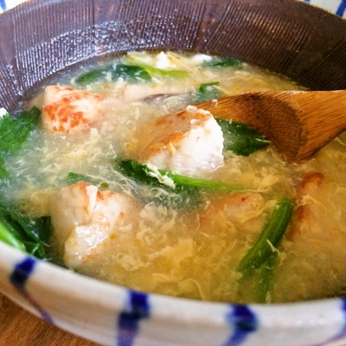 スープ皿に入った酸辣湯風鶏むね肉とほうれん草の卵スープ