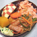 ほぐし鮭弁当。にゃんこの立ち姿比べ