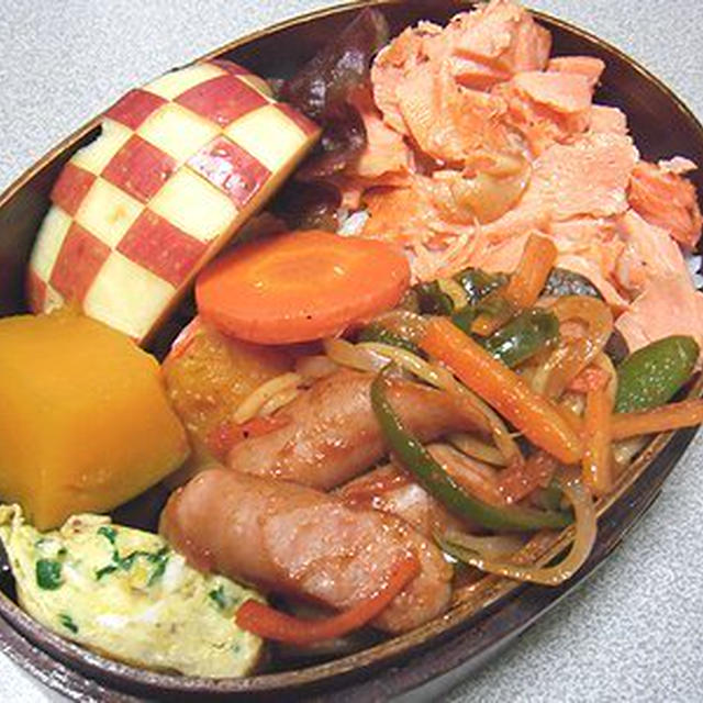 ほぐし鮭弁当。にゃんこの立ち姿比べ